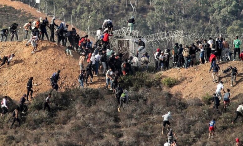 Пограничники остановили 400 мигрантов, направлявшихся в Сеуту