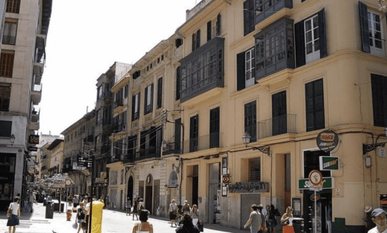 Британец выпал с шестого этажа отеля на Майорке