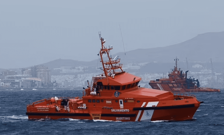 Четверо людей провели на тонущей лодке в океане четыре дня и выжили