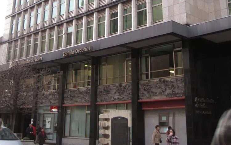 Театр абсурда: Юрист мэрии отсудил компенсацию 150 тысяч евро за переработку