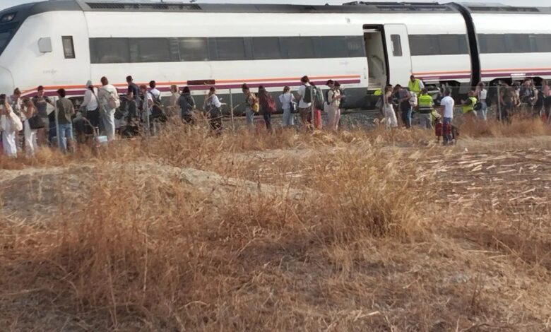 Пассажиры оказались заперты в поезде из-за поломки в Арахале