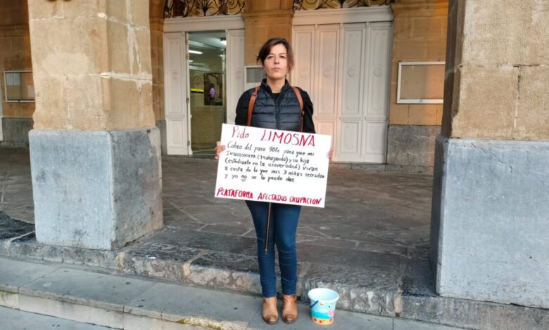 Жительница Страны Басков вынуждена просить милостыню из-за захвата ее квартиры