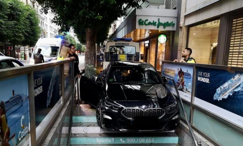 В Валенсии пьяный водитель BMW влетел в переход метро