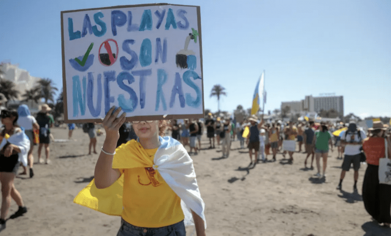 Британские туристы оказались заблокированы в отеле на Канарах из-за протестов