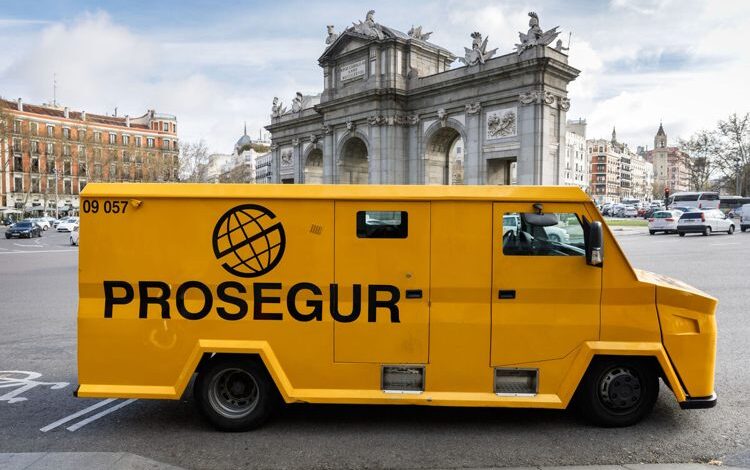 На Тенерифе бандиты угнали бронированный фургон инкассаторов