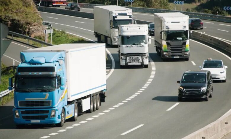 Как поступить, если на трассе сзади поджимает другой автомобиль?