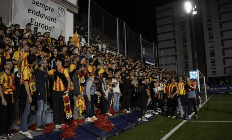 Футбольный матч в Каталонии прервали из-за падения ограждения с рекламой