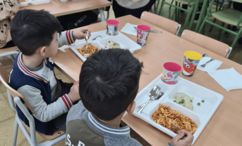 Правительство запретило подавать сладкие напитки в школьных столовых