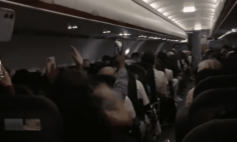 Британцы устроили пьяную вечеринку на борту самолета на Ибицу