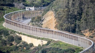 Несовершеннолетний мигрант госпитализирован после падения с границы Сеуты