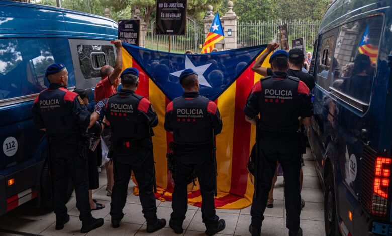 Протесты в Барселоне против передачи фресок Сихены Арагону собрали лишь несколько десятков человек