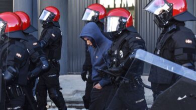 В Азпеитии массовая драка после задержания молодого граффитиста