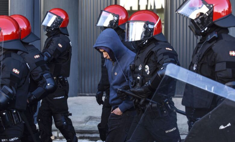 В Азпеитии массовая драка после задержания молодого граффитиста