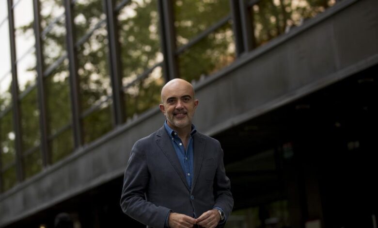 В Барселоне у лидера Народной партии украли вещи из мотоцикла во время встречи с жителями