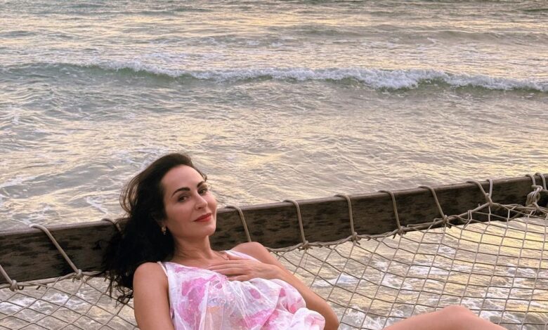 Испанская актриса Ана Милан показала универсальный летний гардероб во время отпуска, задав модные тренды этого сезона