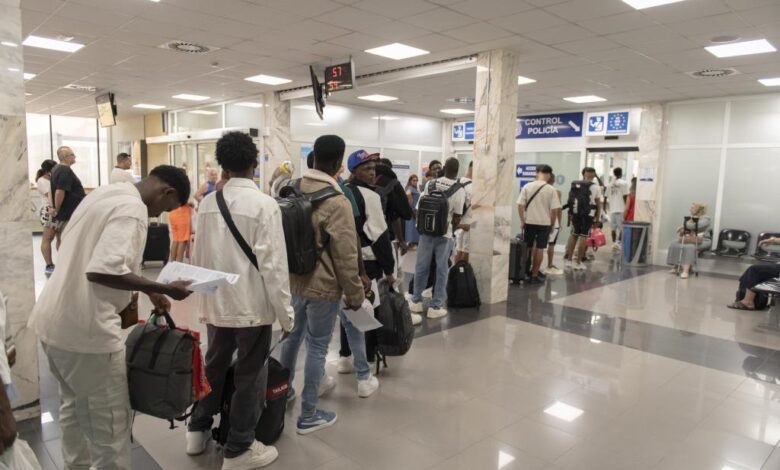 La mayoría de los españoles apoya endurecer la ley de deportación de migrantes que han cometido delitos