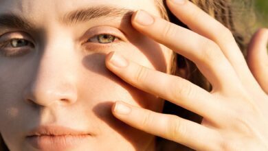 Испанский офтальмолог рассказала о правилах первой помощи при попадании инородного тела в глаз и о серьезных рисках самолечения.