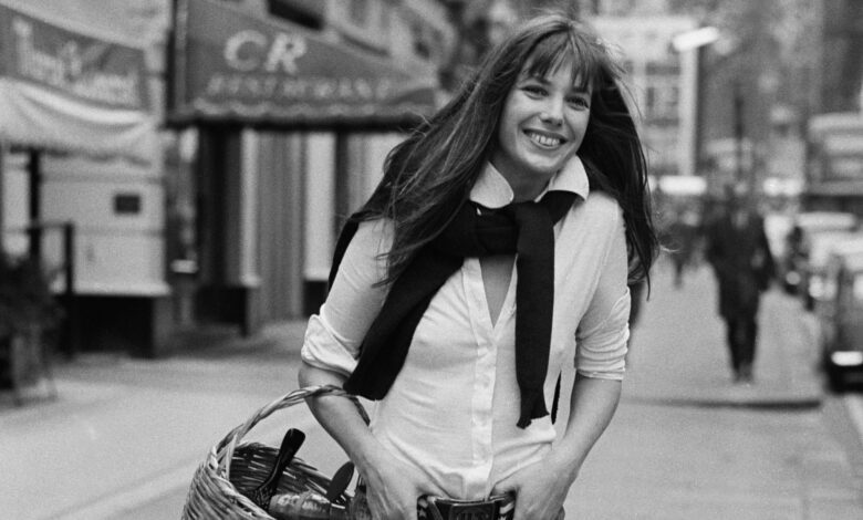 Плетеная сумка Джейн Биркин: как аксессуар из 70-х стал главным модным трендом Испании в 2025 году