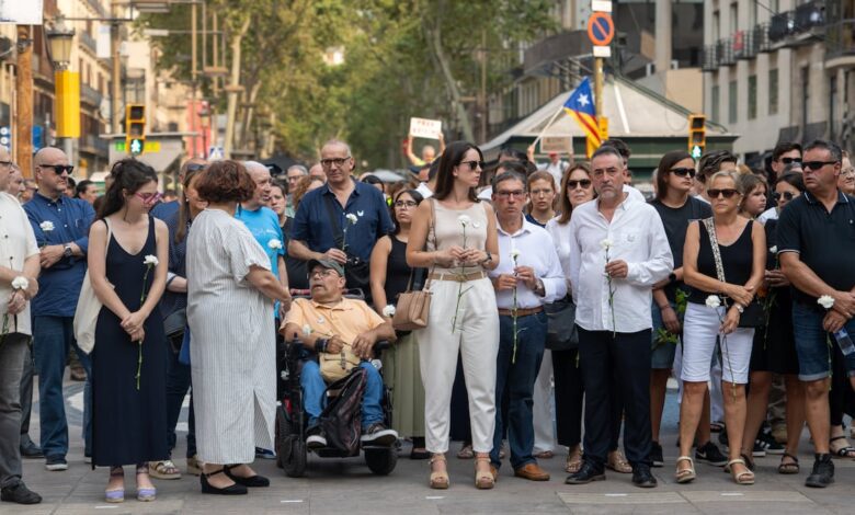 В Барселоне и Камбрильсе почтили память жертв терактов восьмилетней давности