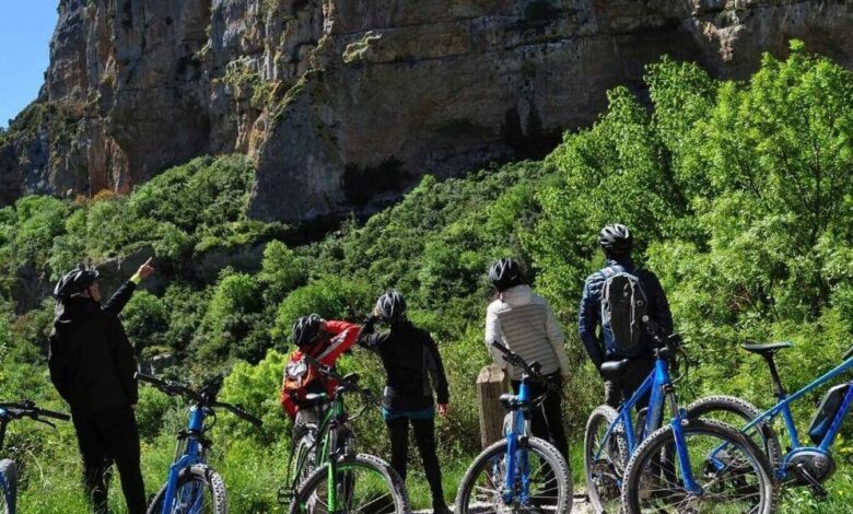 Легендарный веломаршрут в Наварре: путешествие по ущелью вдоль заброшенной железной дороги у реки Ирати