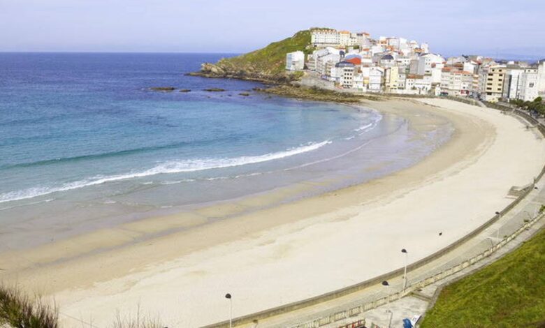 Malpica de Bergantiños: pintoresco pueblo portuario de Galicia con pasado ballenero, casas de colores y playas salvajes de la Costa da Morte.