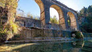 В Арагонских Пиренеях находится природный оазис: три кристально чистых бассейна под старинным каменным акведуком для идеального летнего отдыха.