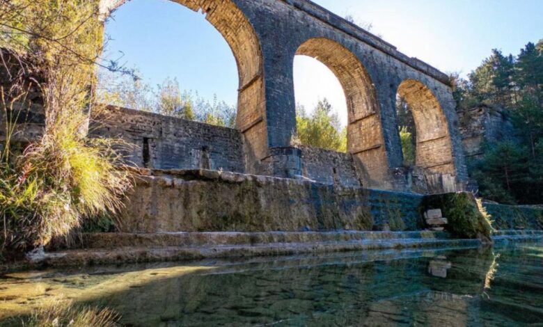 В Арагонских Пиренеях находится природный оазис: три кристально чистых бассейна под старинным каменным акведуком для идеального летнего отдыха.