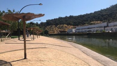 Речной пляж в горах Сьерра-Морена стал главным летним оазисом для жителей Севильи и туристов