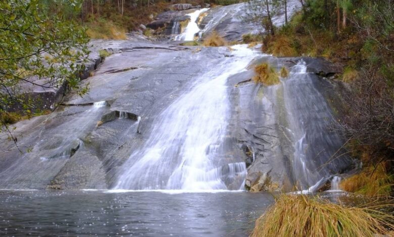 Природные бассейны и водопады реки Педрас в Галисии: идеальное место для летнего отдыха недалеко от Сантьяго