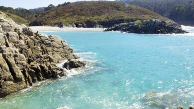 В Галисии на побережье Коста-да-Морте находится одно из лучших мест для спасения от летней жары в 2025 году