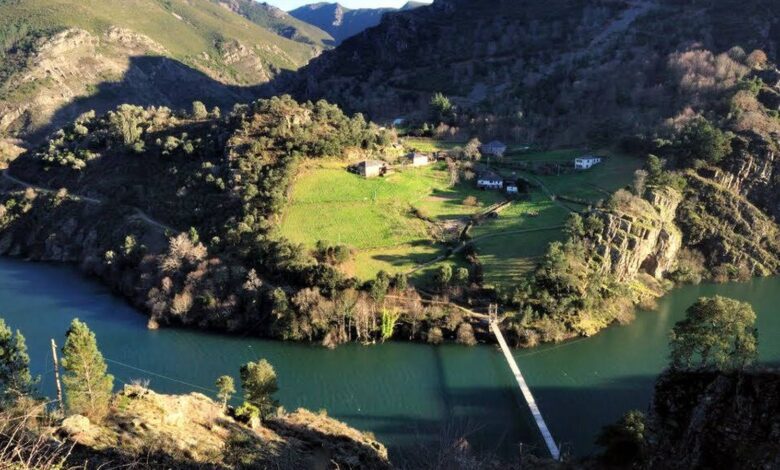 En el norte de España hay una aldea perdida con alma gallega, a la que solo se puede llegar por un impresionante puente colgante