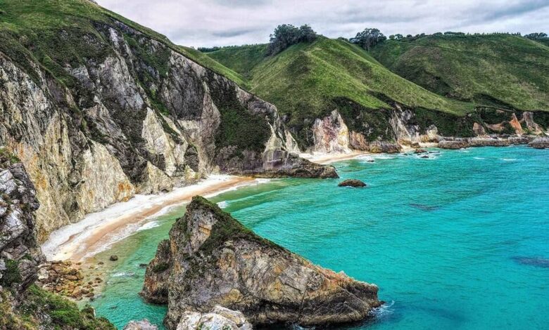 В Астурии обнаружена скрытая от глаз бухта, которая появляется только во время отлива среди отвесных скал