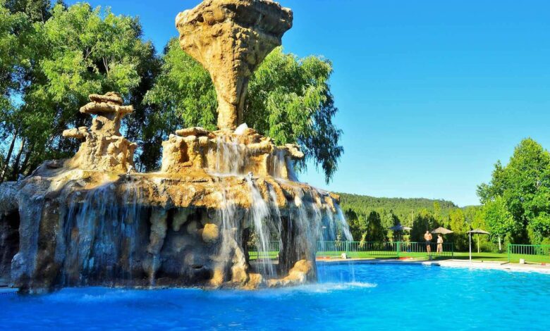 Необычный кемпинг в провинции Куэнка привлекает туристов бассейном с водопадом и миниатюрной копией знаменитой скалы