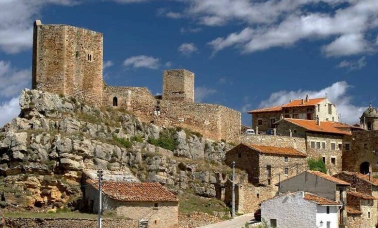 Puertomingalvo in Aragon: A Journey into the Middle Ages Through Preserved Fortress Walls and a 13th-Century Castle