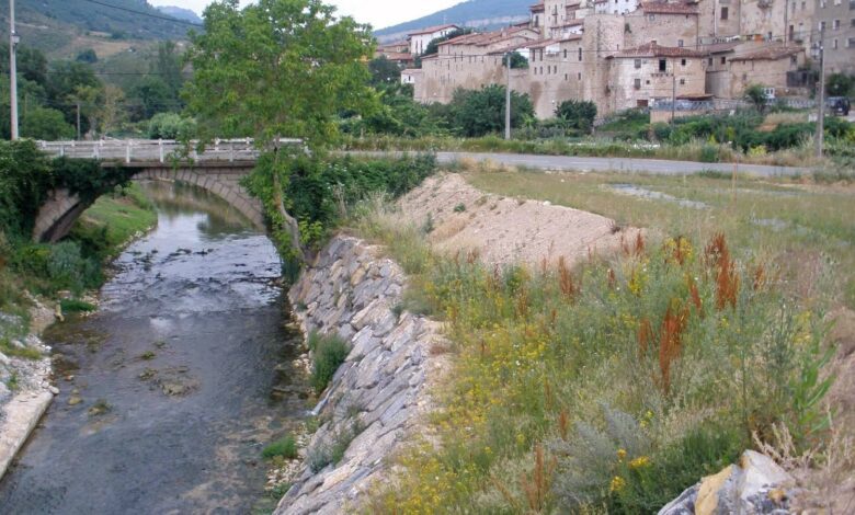 Pueblo medieval y cascada pintoresca en Álava: ruta perfecta para vacaciones familiares en el País Vasco en verano de 2025.