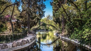 Секреты и история сада Эль Капричо: от заброшенного уголка до культурного символа Мадрида
