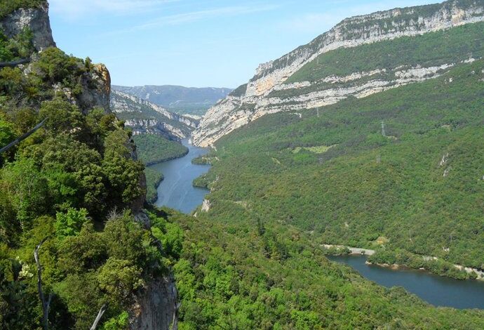 Провинция Бургос представляет новый туристический кластер с речными круизами, виа ферратами и экотропами в парке Обаренес