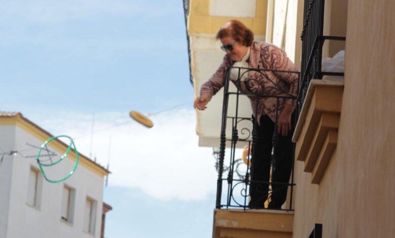 Необычные испанские праздники: как в Андалусии с балконов бросают хлеб и даже хамон