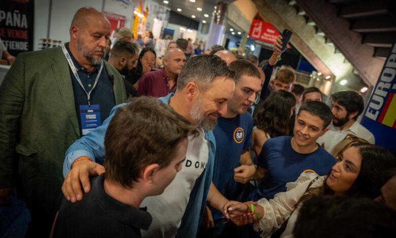 Abascal aparece en el congreso de Vox con la camiseta de Kirk tras su asesinato