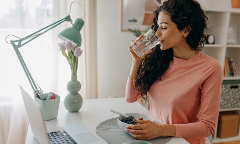 Spanish Nutritionist Debunks Myths About Drinking Water During Meals and Its Impact on Weight