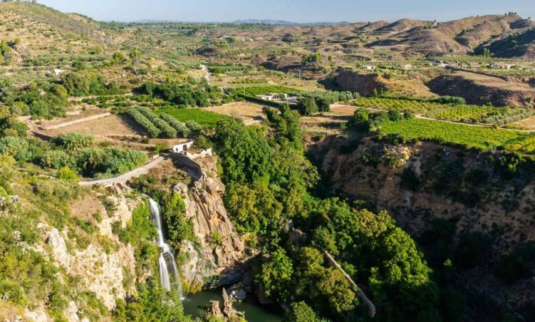 Откройте для себя Челью: живописный уголок Валенсии с водопадом, природными бассейнами и богатой историей.