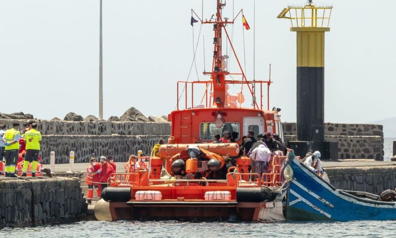 Пятьдесят семь мигрантов спасены у берегов Лансароте на резиновой лодке