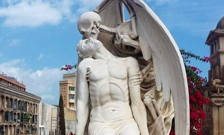 La escultura más enigmática de Barcelona está escondida en el cementerio de Poblenou