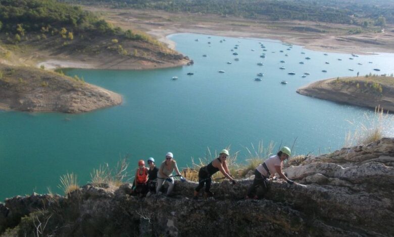 En Guadalajara se abre una vía ferrata con puentes y tirolina sobre el embalse