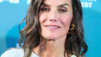 ΠΠΎΡΠΎΠ»Π΅Π²ΡΠΊΠΈΠΉ Π΄Π²ΠΎΡ ΠΡΠΏΠ°Π½ΠΈΠΈ ΡΡΠΈΠ»ΠΈΠ²Π°Π΅Ρ ΠΊΠΎΠΌΠ°Π½Π΄Ρ: Π΄Π²Π΅ ΠΈΠ·Π²Π΅ΡΡΠ½ΡΠ΅ ΠΆΡΡΠ½Π°Π»ΠΈΡΡΠΊΠΈ Π·Π°Π½ΡΠ»ΠΈ ΠΊΠ»ΡΡΠ΅Π²ΡΠ΅ ΠΏΠΎΡΡΡ Π² ΠΎΠΊΡΡΠΆΠ΅Π½ΠΈΠΈ ΠΊΠΎΡΠΎΠ»Π΅Π²Ρ ΠΠ΅ΡΠΈΡΠΈΠΈ