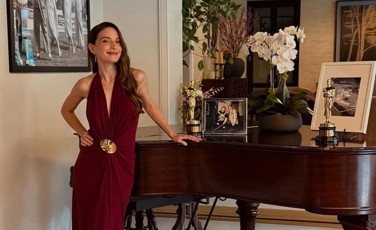 María Valverde con vestido burdeos y joyas españolas