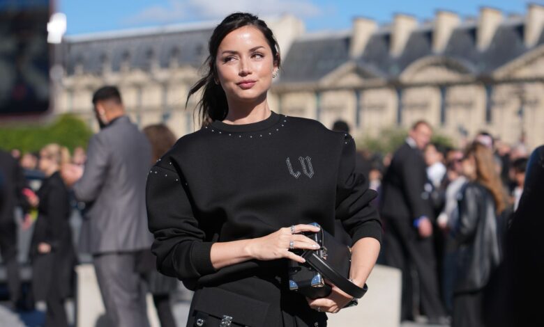Ana de Armas impone la tendencia principal del otoño 2025: falda y botas