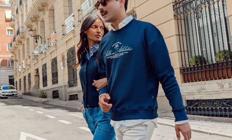 Cómo llevar una sudadera en la oficina y en una cita: la tendencia universal de la moda española 2025