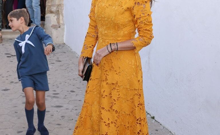 Lourdes Montes con vestido mostaza brilla en la boda de Alberto Herrera
