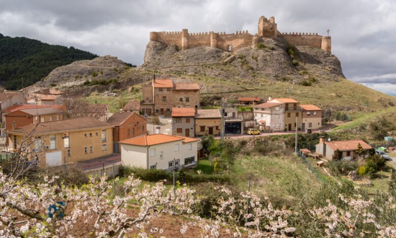 Un pueblo pintoresco de La Rioja al borde de un cañón: el encanto otoñal de España